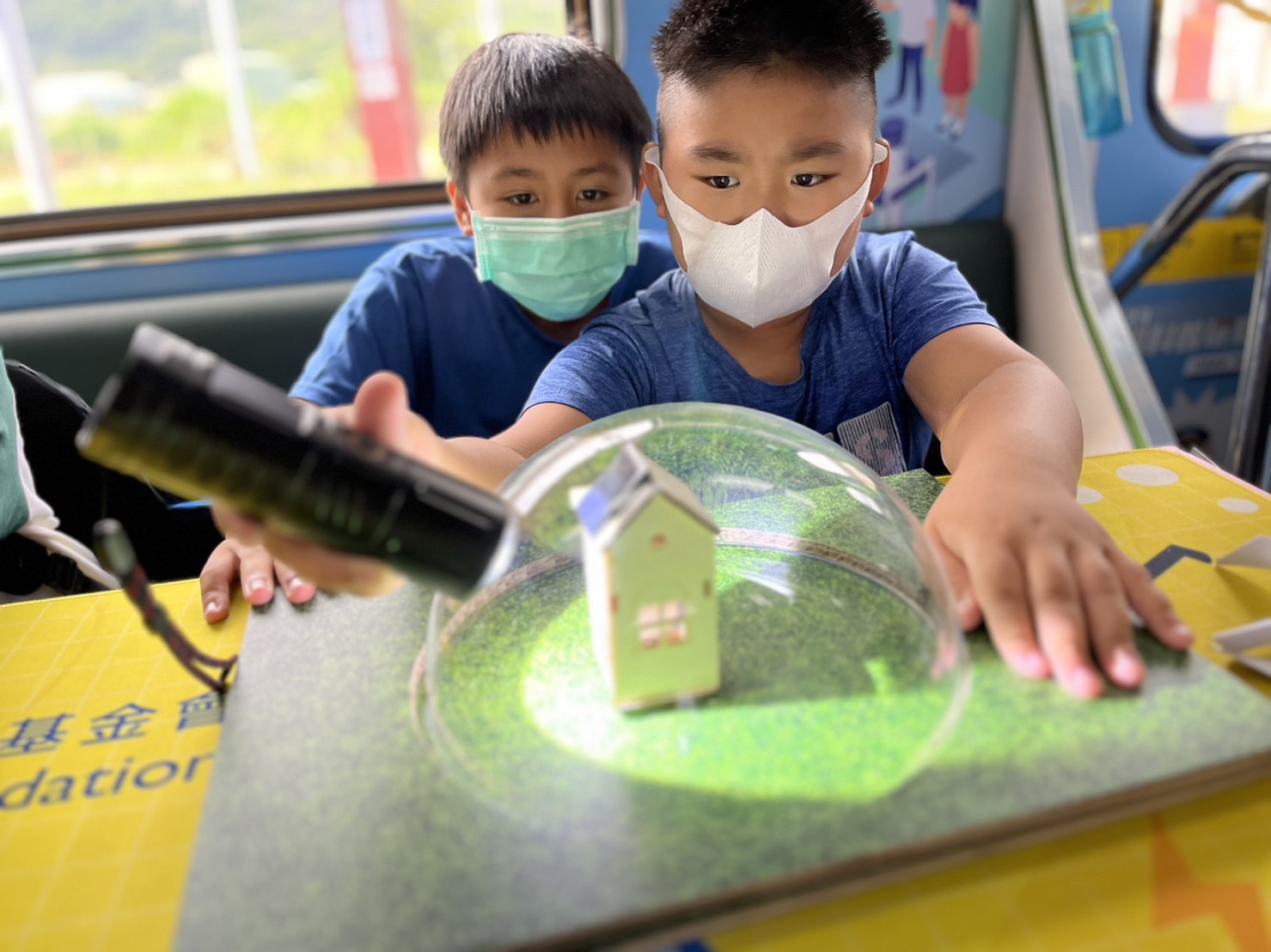 DB真人旗舰參與基礎科學主題車廂，以STEAM教學精神，設計「逐日科學家」、「太陽能工程師」以及「淨零建築師」三大能源科普課程和實驗